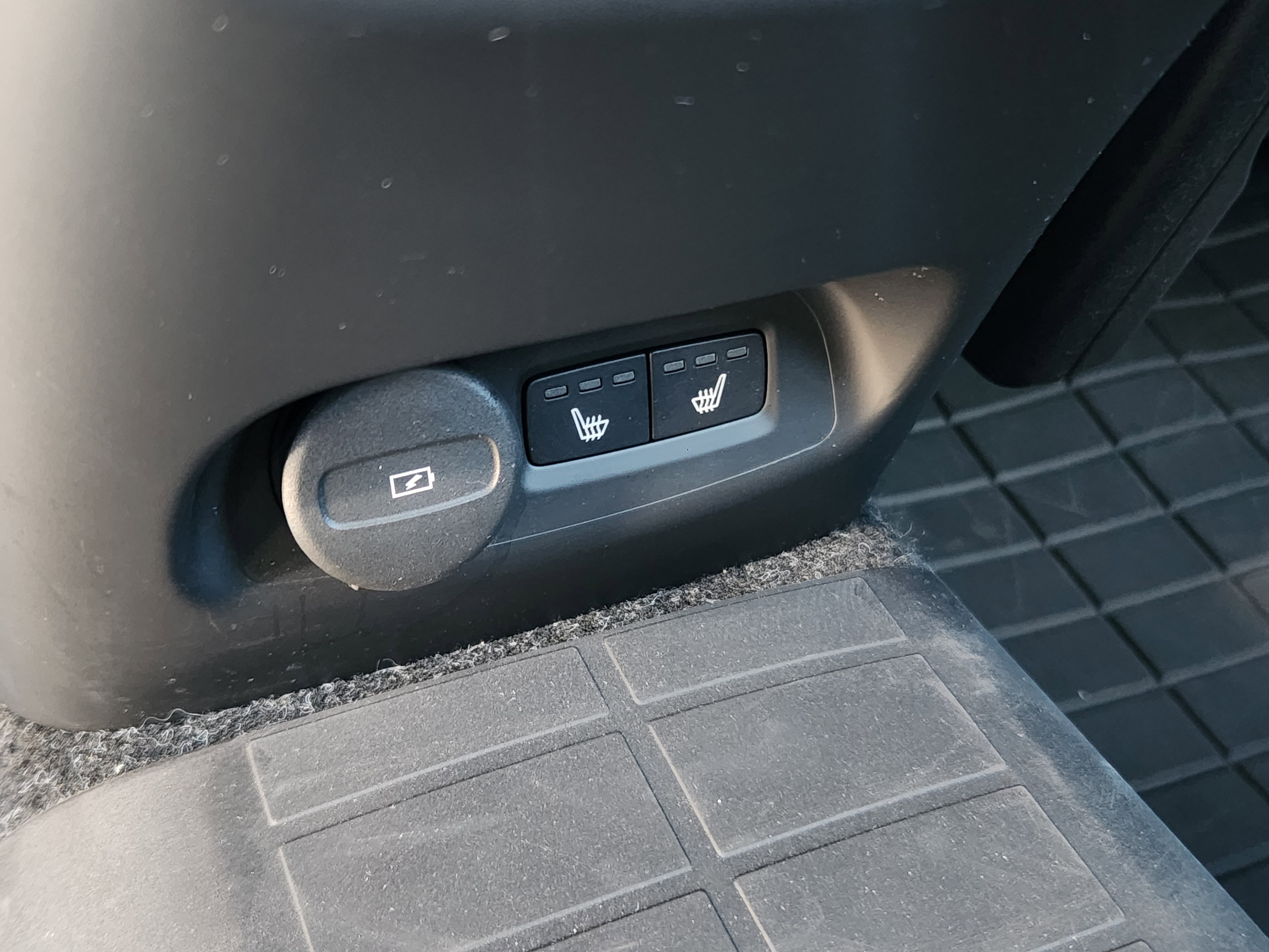 Used 2023 Volvo XC40 Recharge Ultimate image 17