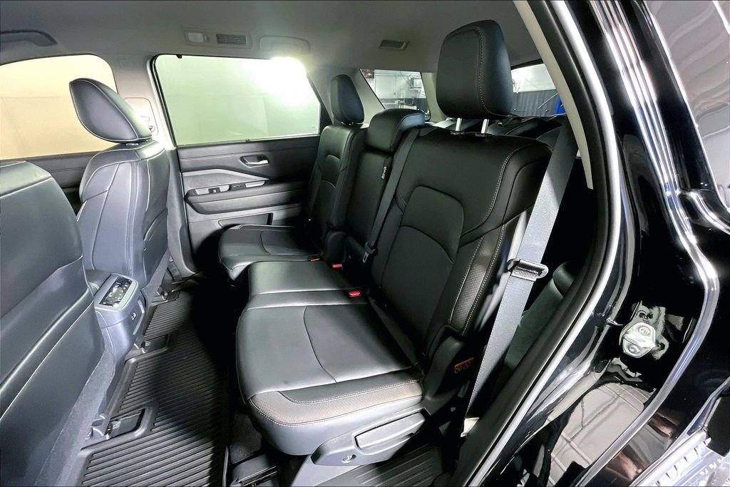 Used 2025 Nissan Pathfinder SL w/ Black Appearance Package image 37