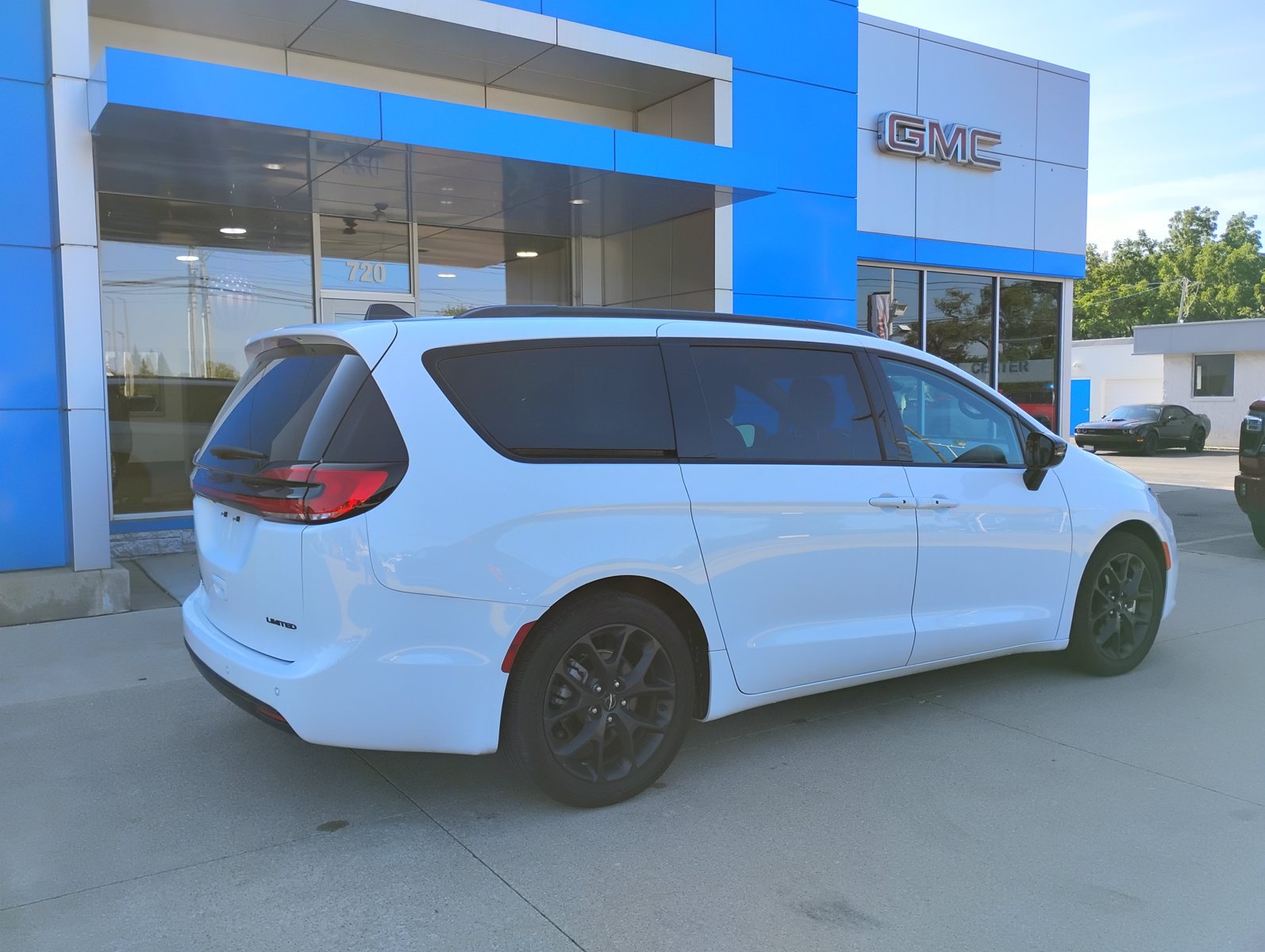 Used 2025 Chrysler Pacifica Limited FWD image 6