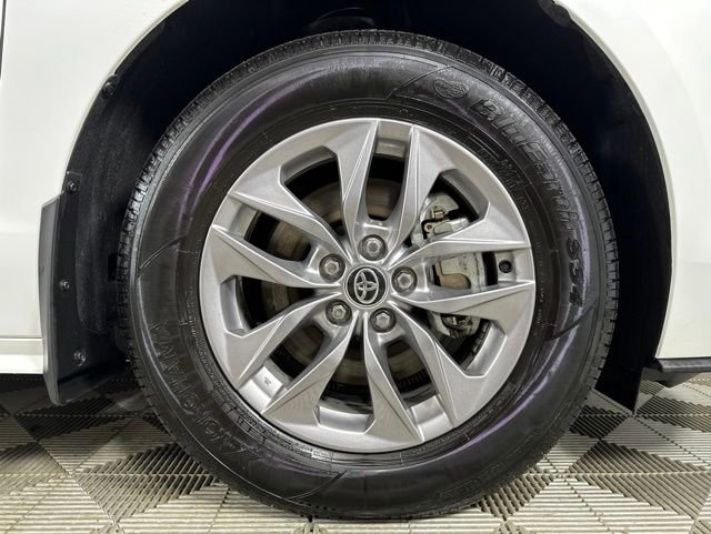 Used 2025 Toyota Sienna LE AWD/4WD image 9