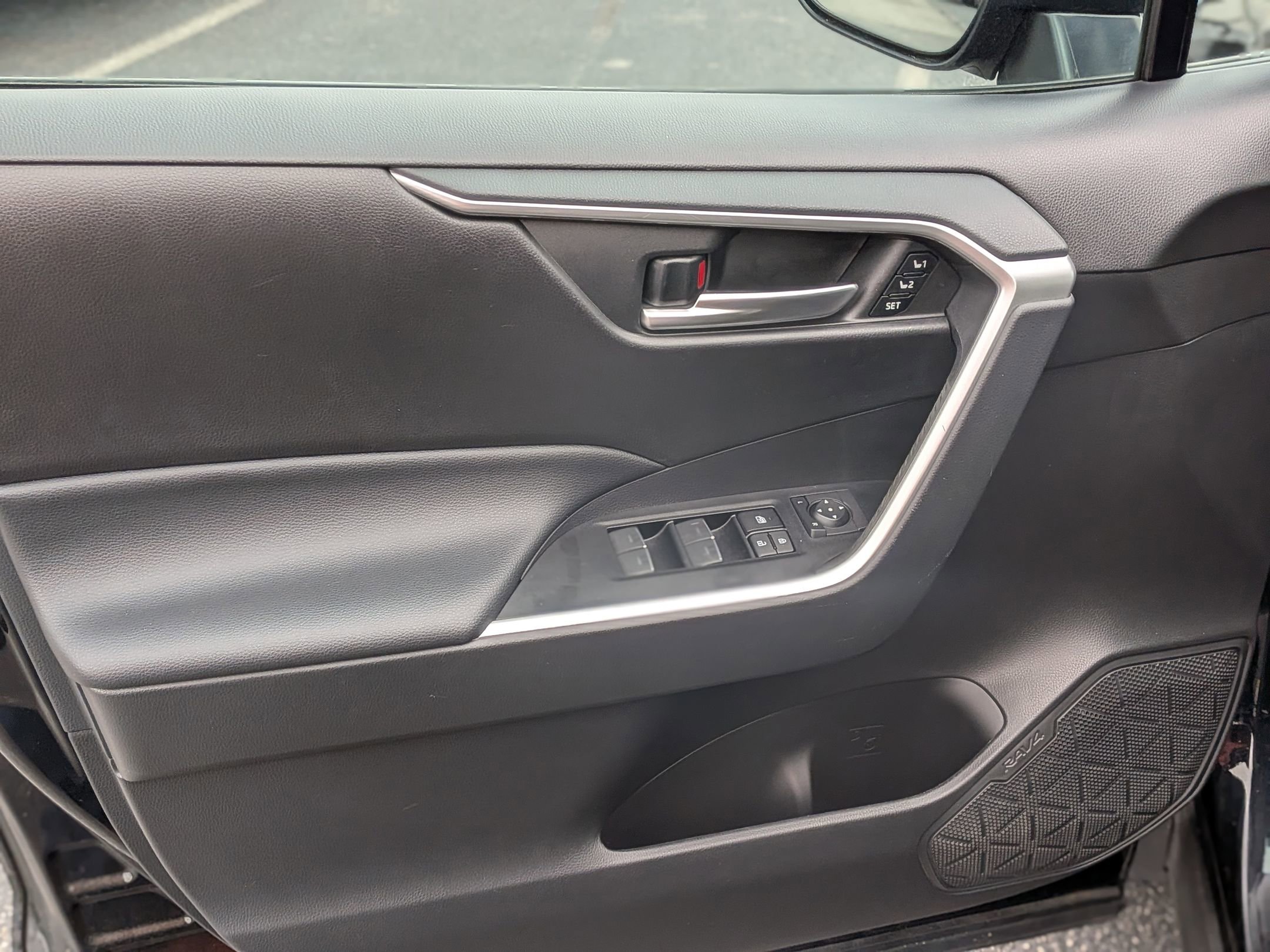 Used 2023 Toyota RAV4 XLE Premium image 14