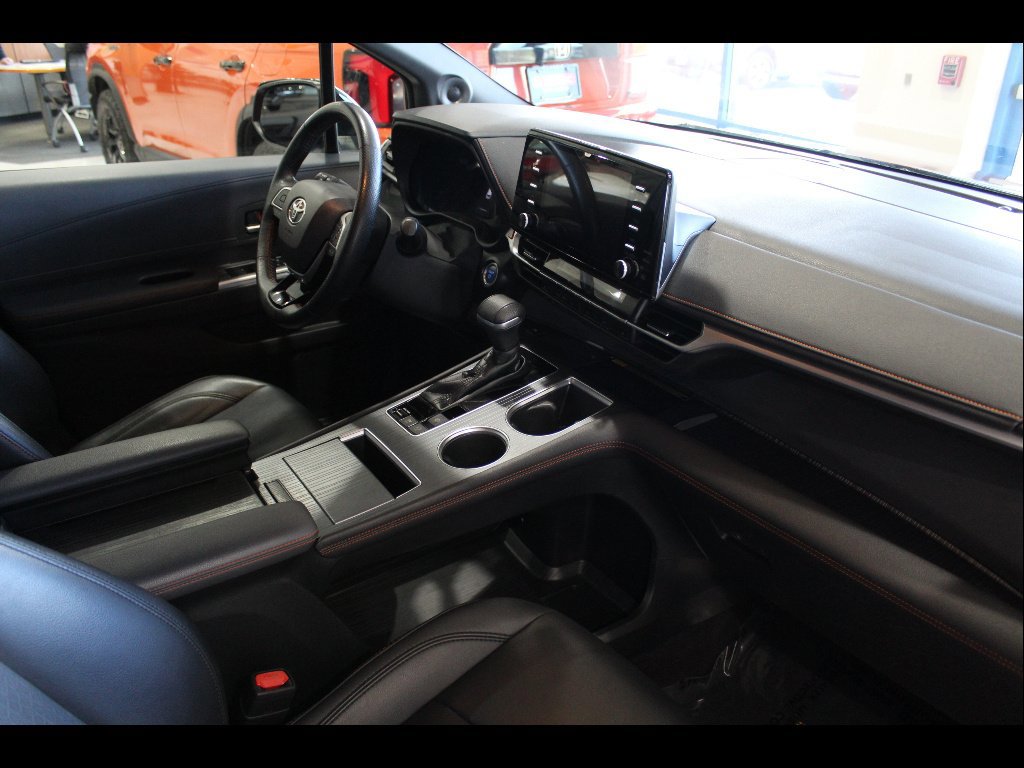 Used 2021 Toyota Sienna XSE w/ XSE Plus Package FWD image 18