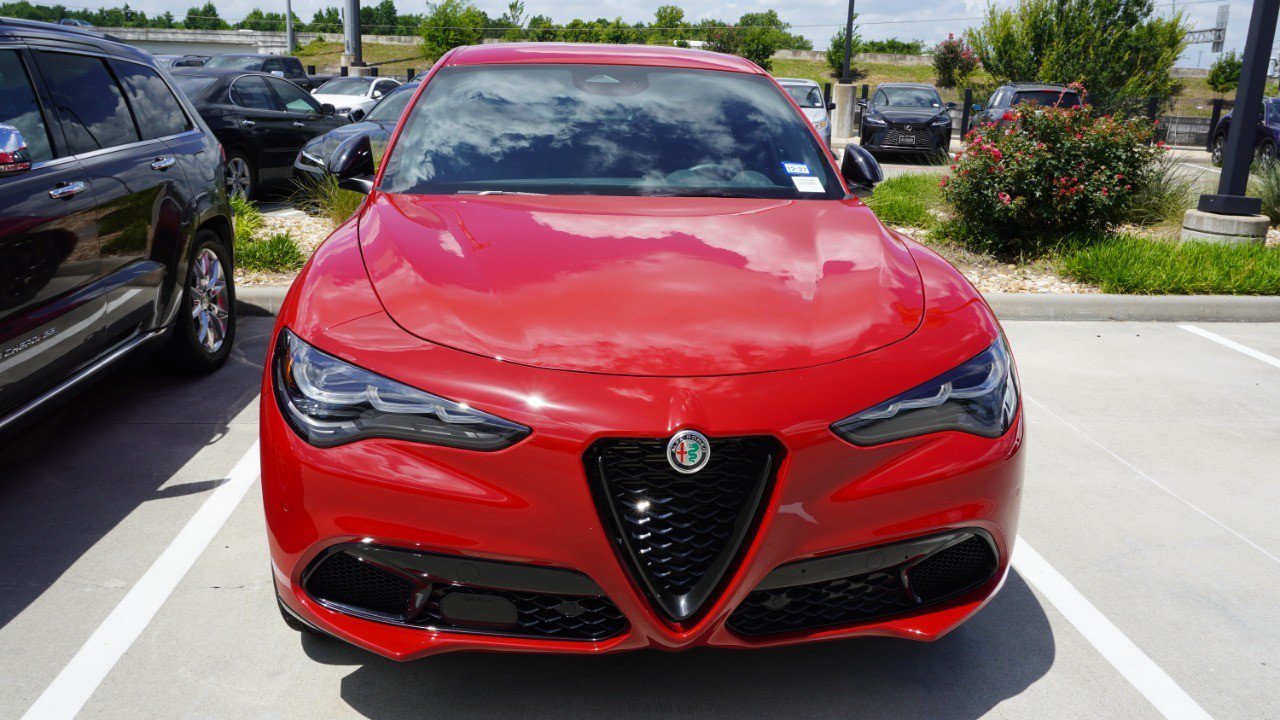 Used 2025 Alfa Romeo Stelvio Sprint AWD/4WD image 2