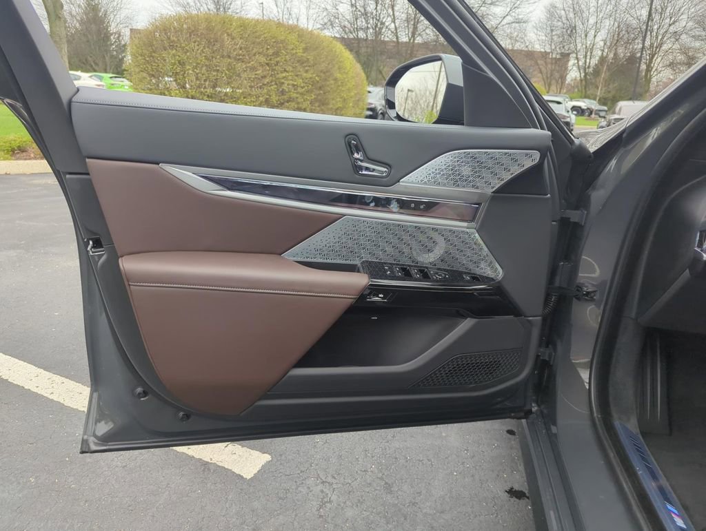 New 2025 BMW 760i xDrive w/ Executive Package image 11