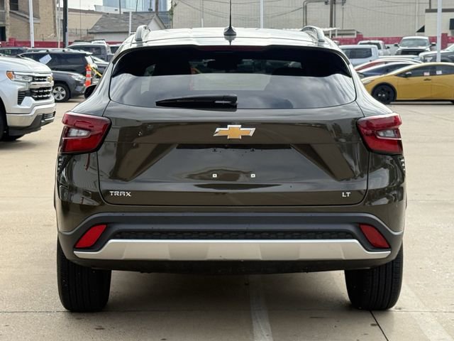 Used 2024 Chevrolet Trax LT w/ Sunroof Package FWD image 5