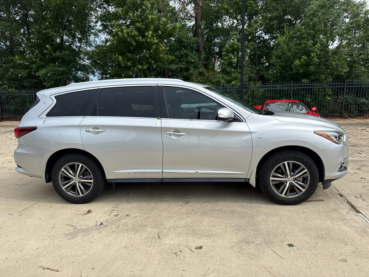 Used 2020 INFINITI QX60 Luxe w/ Essential Package FWD image 3