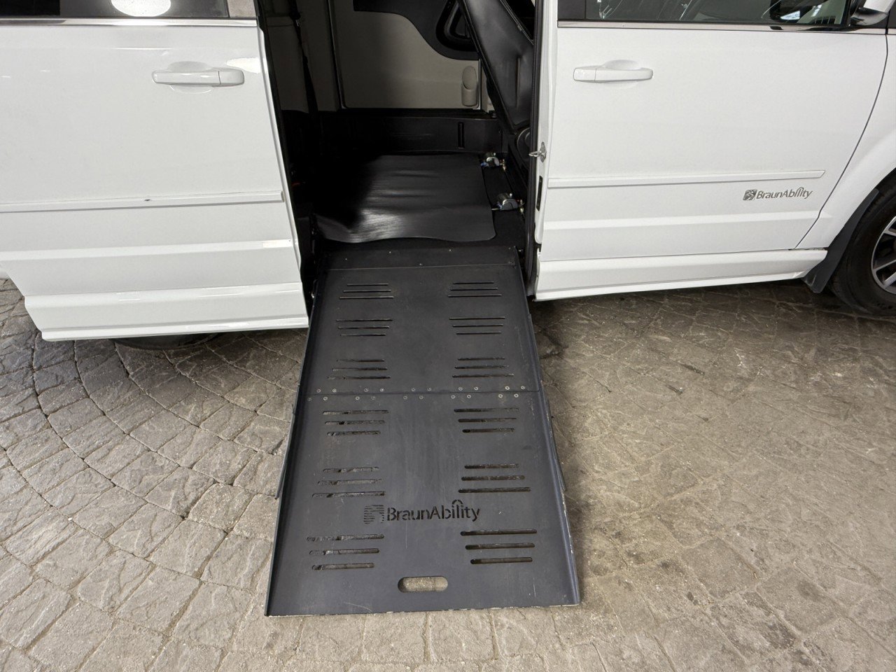 Used 2017 Dodge Grand Caravan SXT image 12