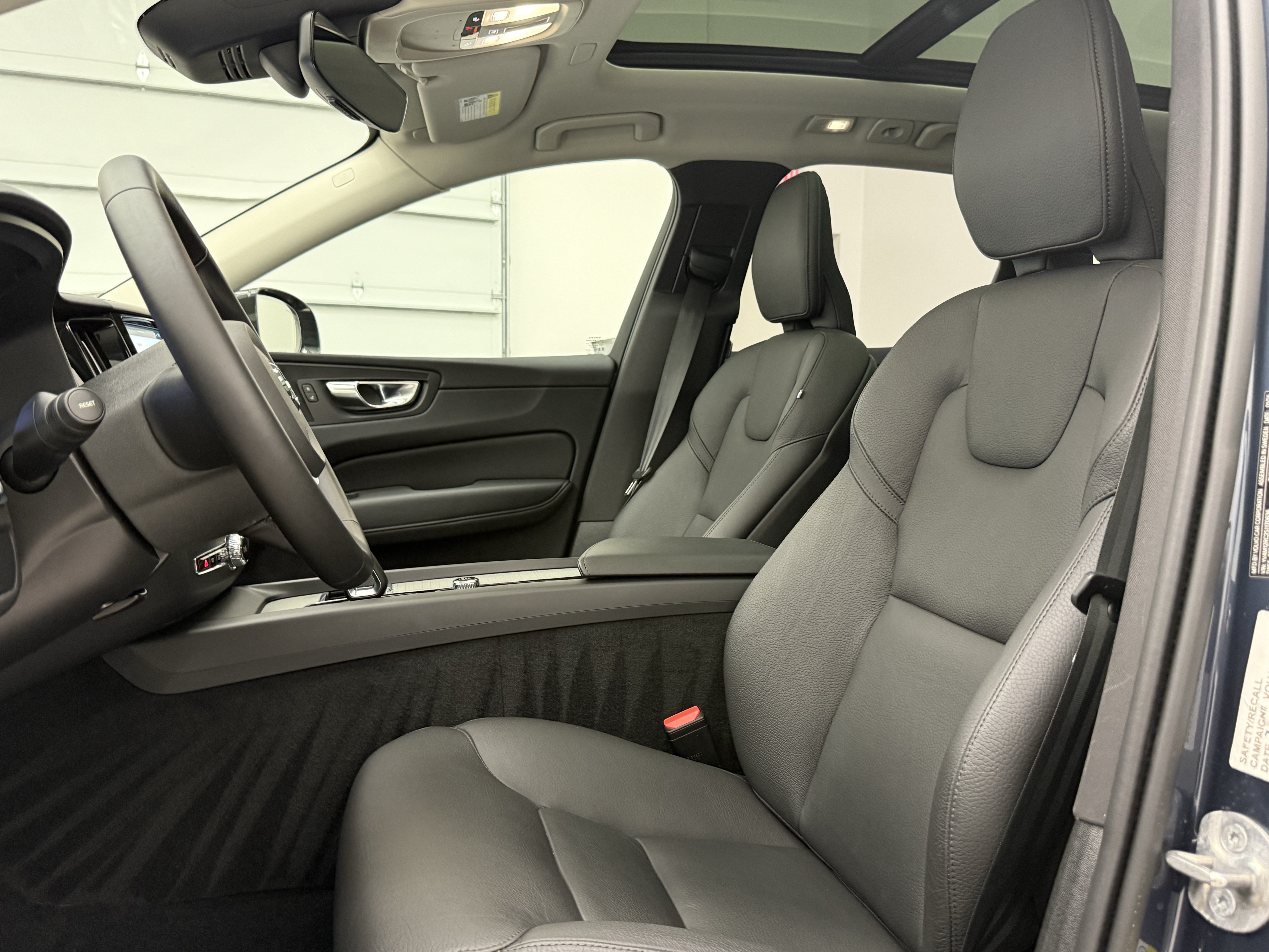 Certified 2025 Volvo XC60 B5 Plus AWD/4WD image 14