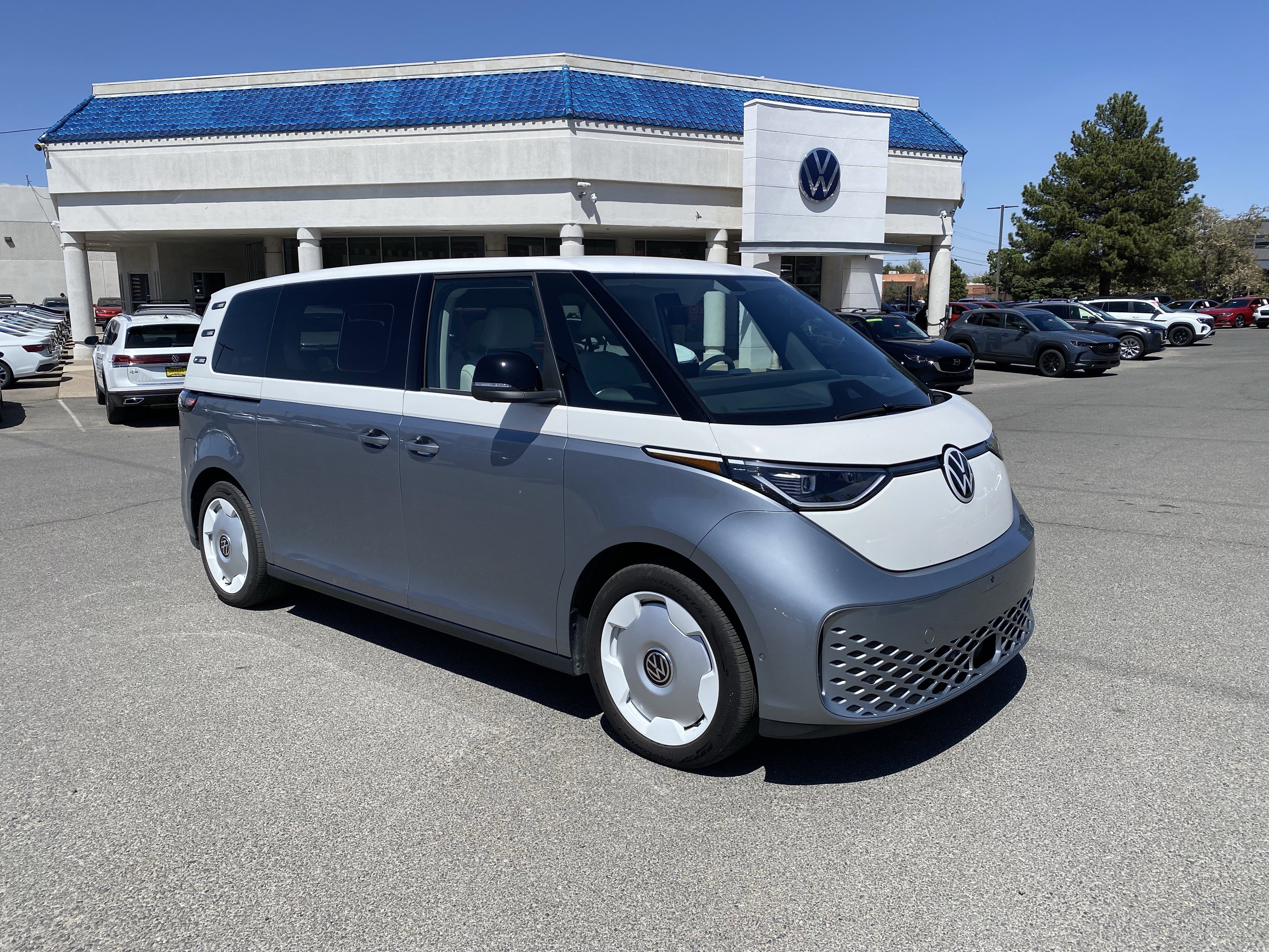 Used 2025 Volkswagen ID. Buzz 1st Edition image 40