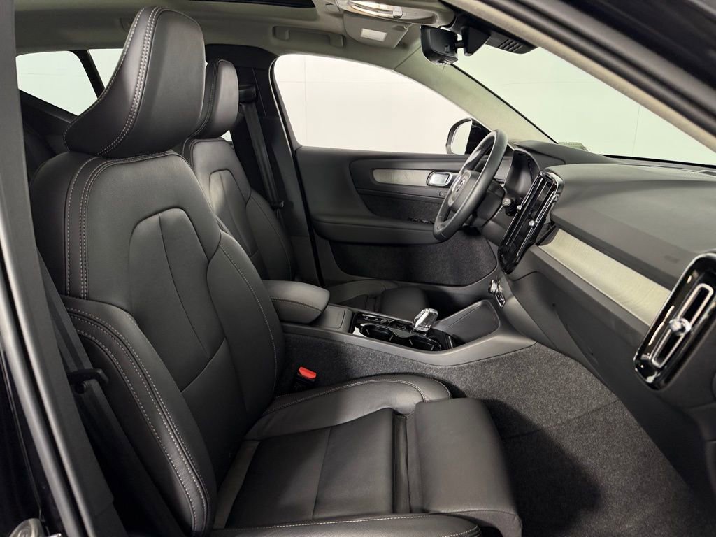 Used 2025 Volvo XC40 B5 Plus image 33