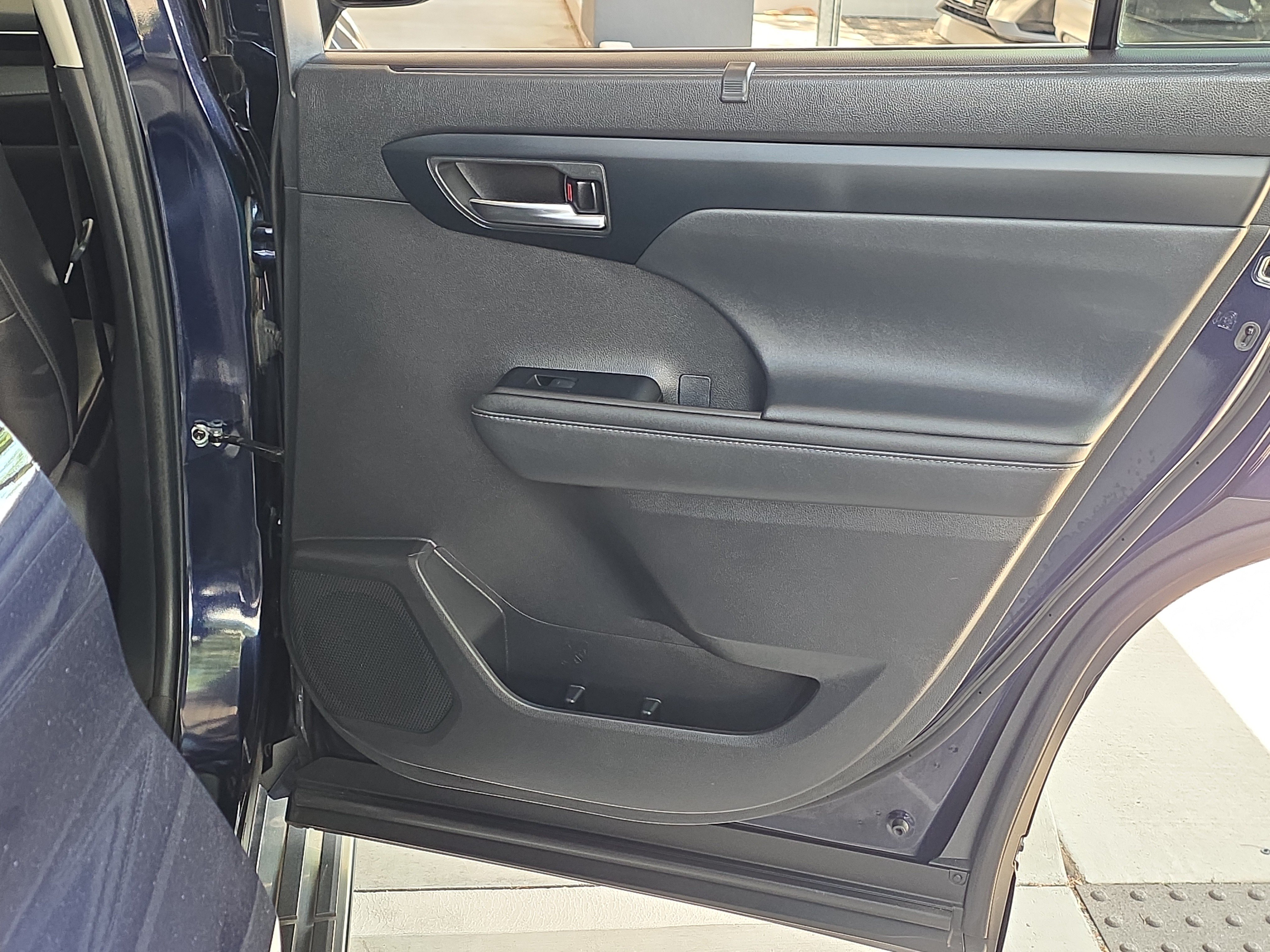 Used 2022 Toyota Highlander XLE FWD image 22