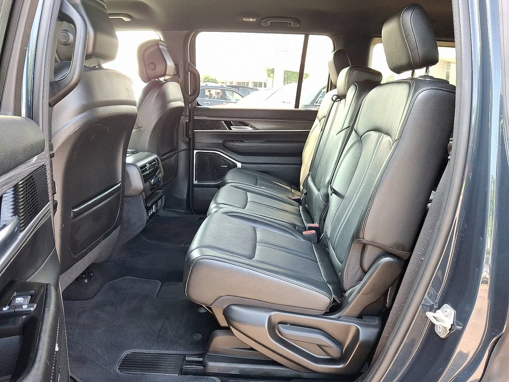 Certified 2024 Jeep Wagoneer Series II w/ Flexible Seating Group AWD/4WD image 11
