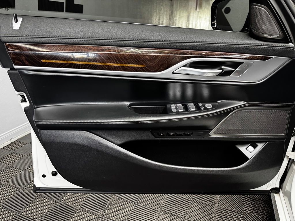 Used 2021 BMW 750i xDrive image 38