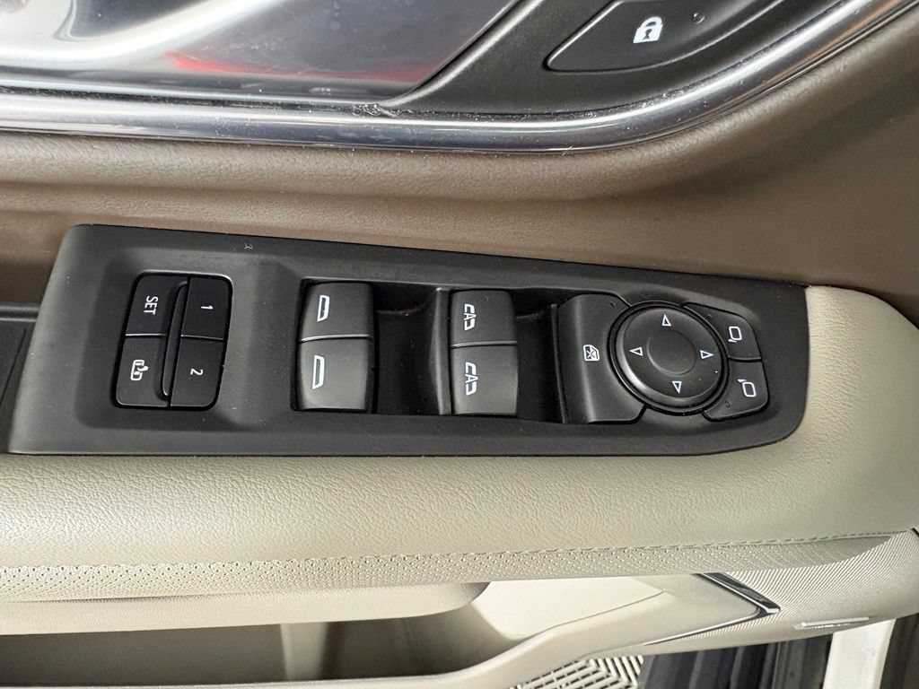 Used 2023 GMC Yukon XL SLT AWD/4WD image 14