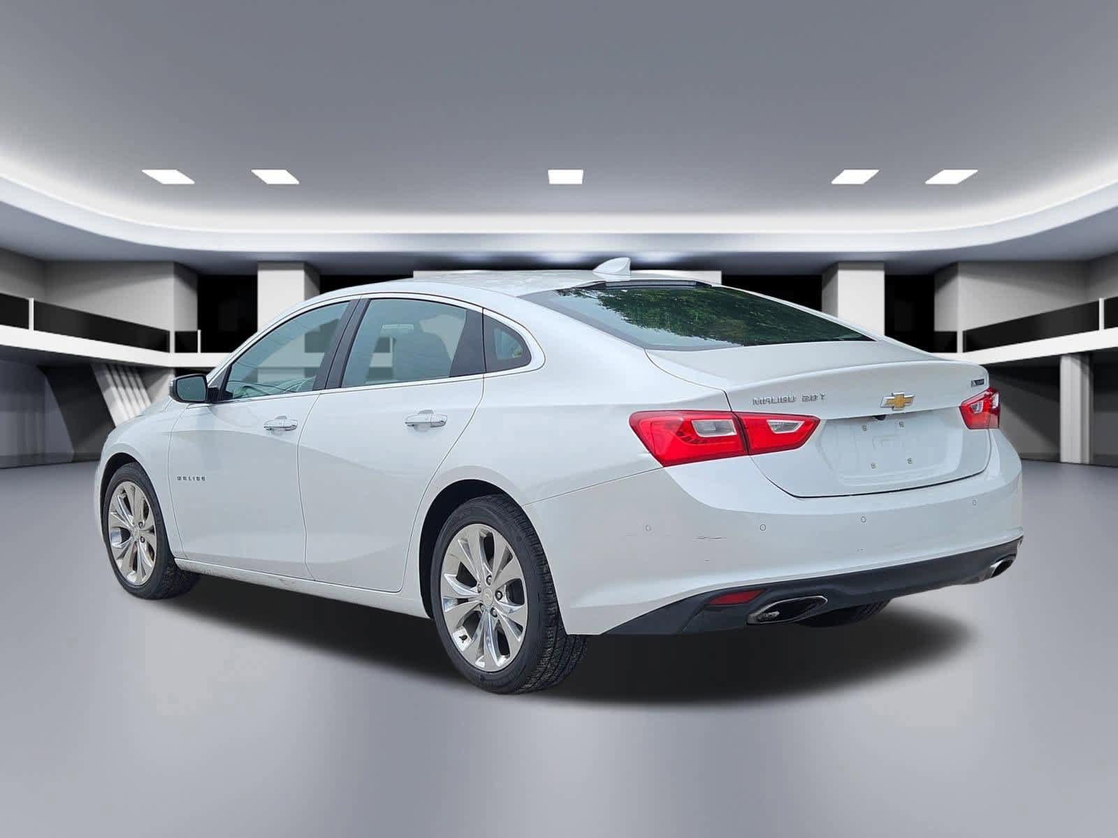 Used 2018 Chevrolet Malibu Premier w/ Driver Confidence Package FWD image 3