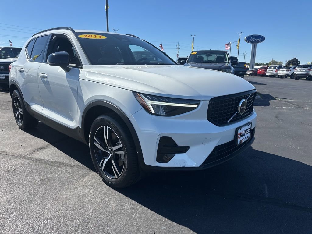 Used 2024 Volvo XC40 B5 Core image 2