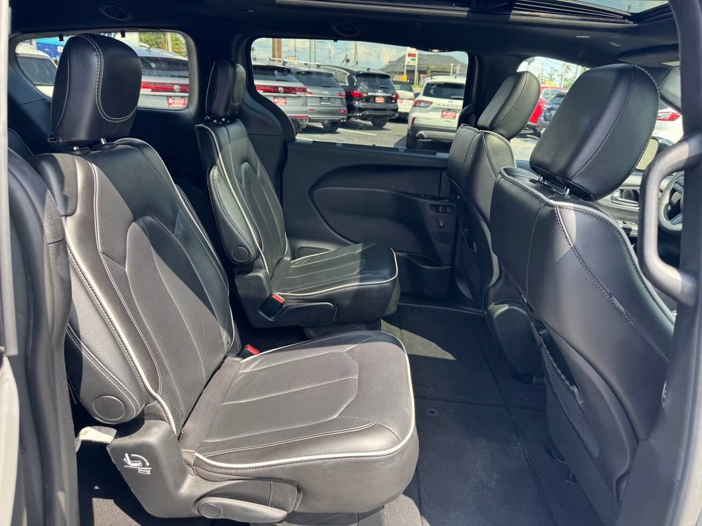 Used 2025 Chrysler Pacifica Limited FWD image 28