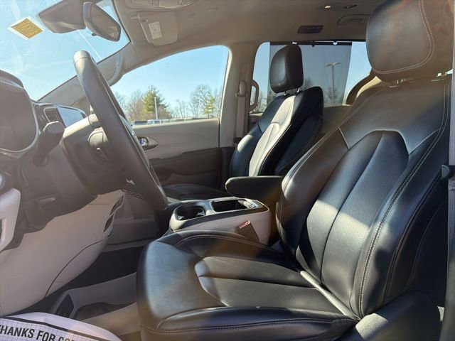 Used 2023 Chrysler Pacifica Touring-L image 26