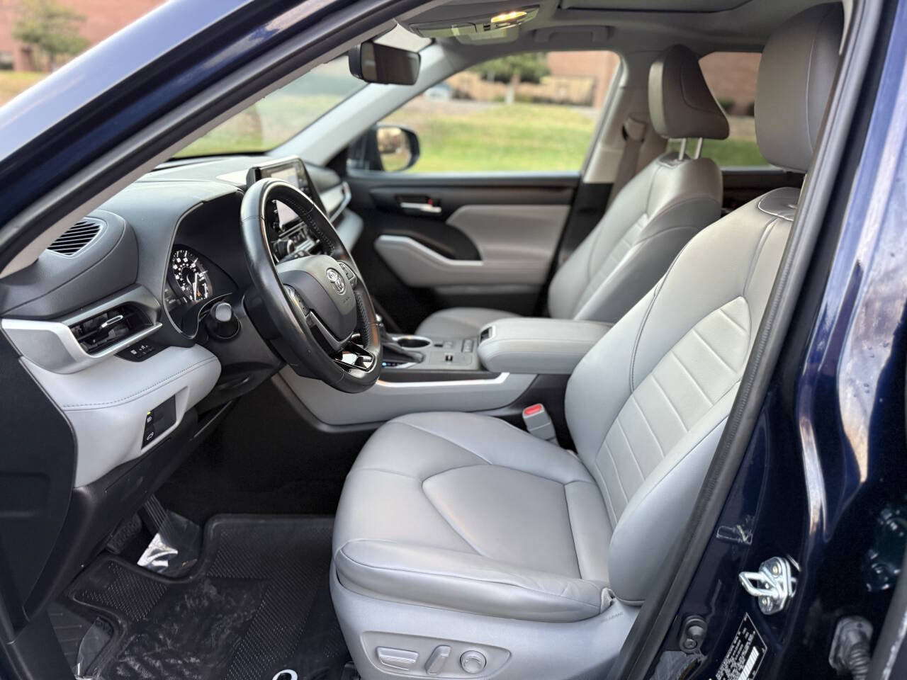 Used 2021 Toyota Highlander XLE FWD image 11