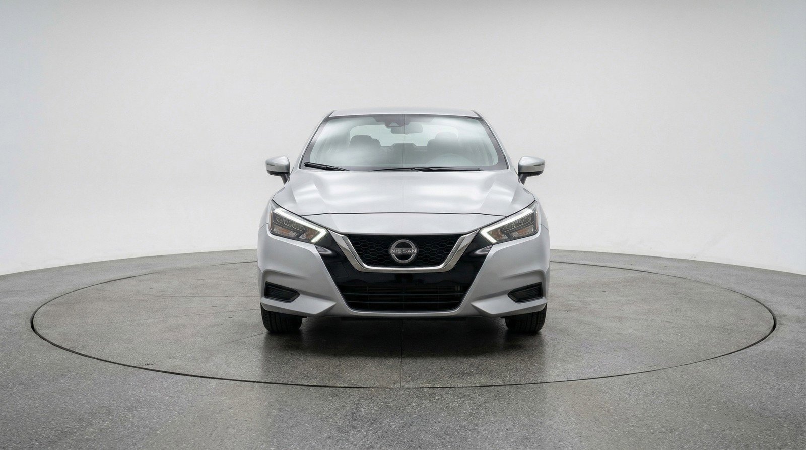 Used 2025 Nissan Versa SV image 2