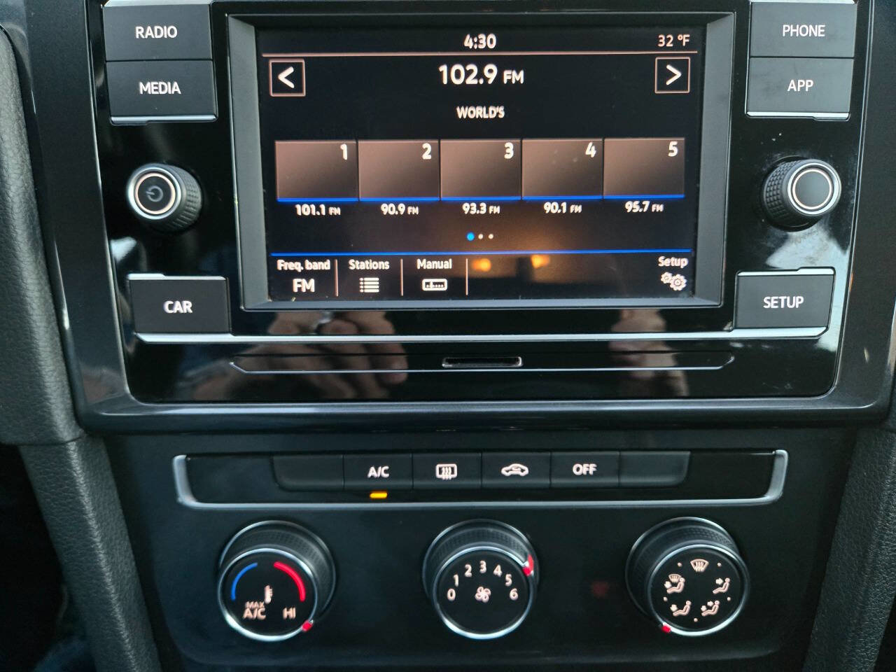 Used 2018 Volkswagen Golf S image 19