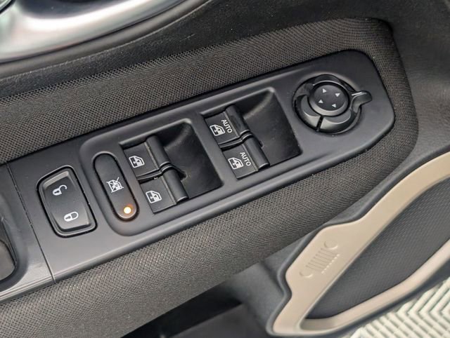 Used 2017 Jeep Renegade Latitude w/ Popular Equipment Group AWD/4WD image 11