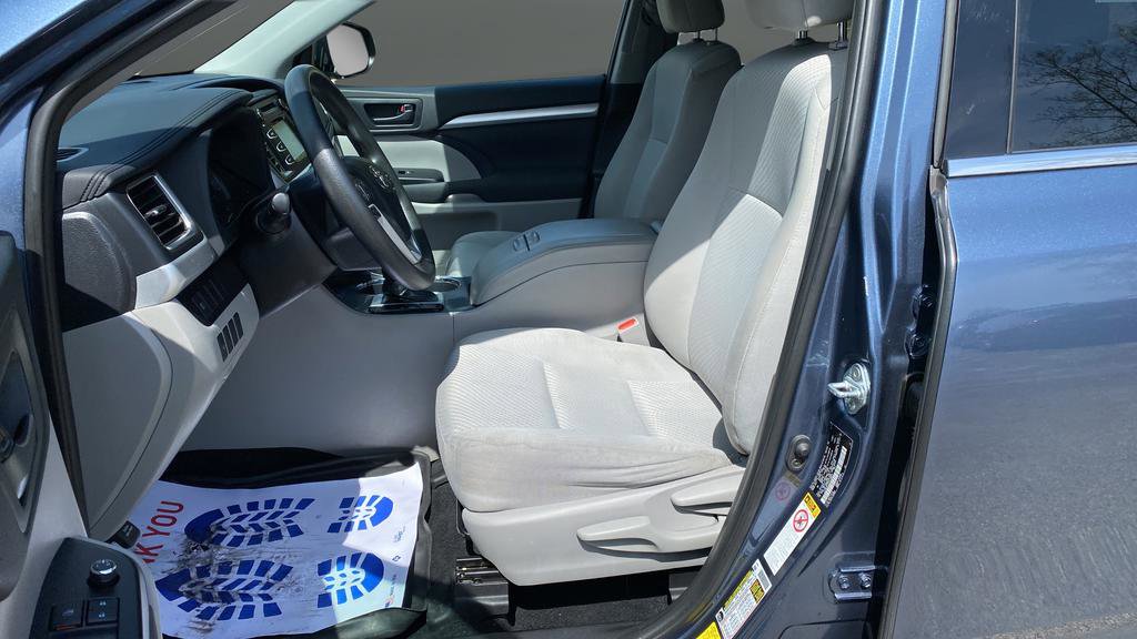 Used 2019 Toyota Highlander LE AWD/4WD image 9