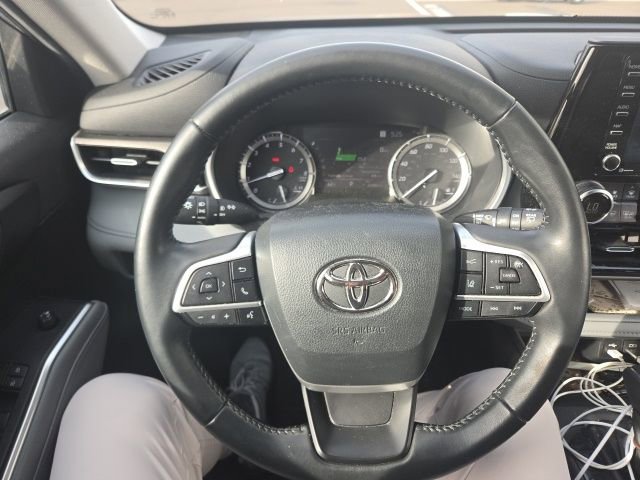 Used 2022 Toyota Highlander XLE image 2