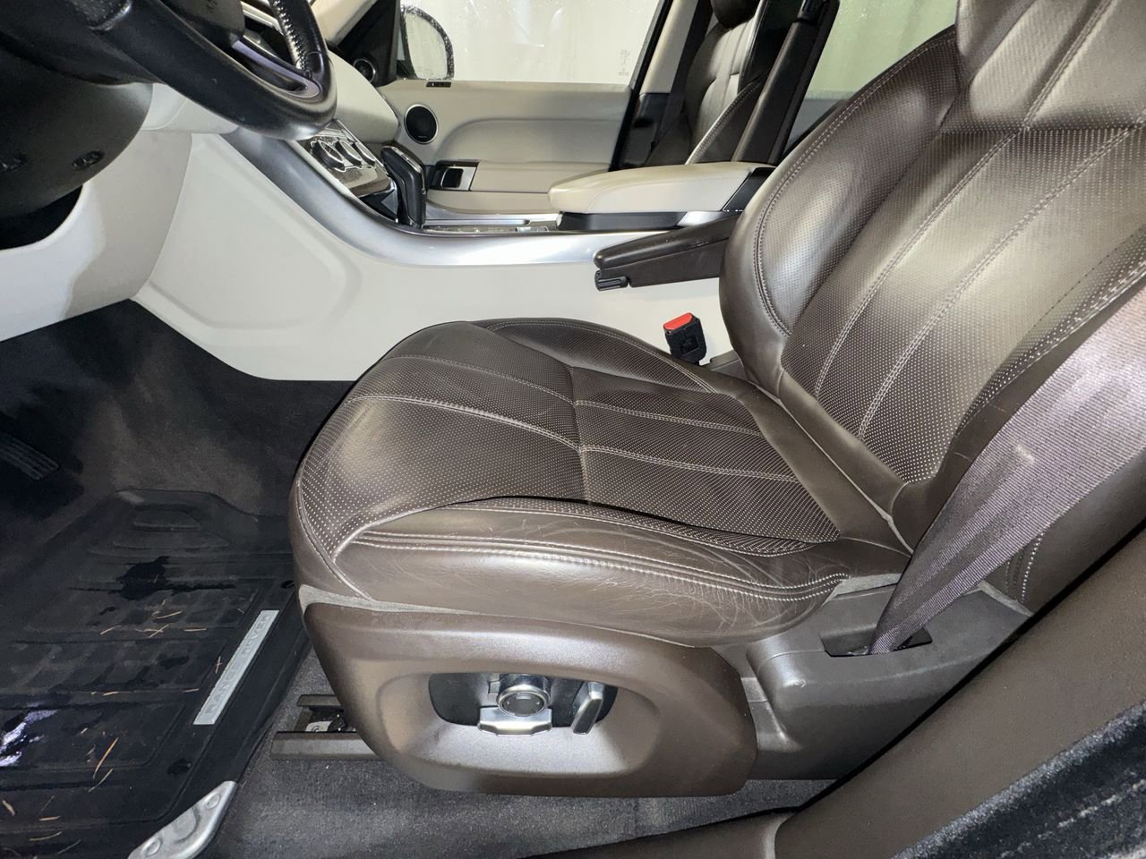 Used 2017 Land Rover Range Rover Sport HSE image 17