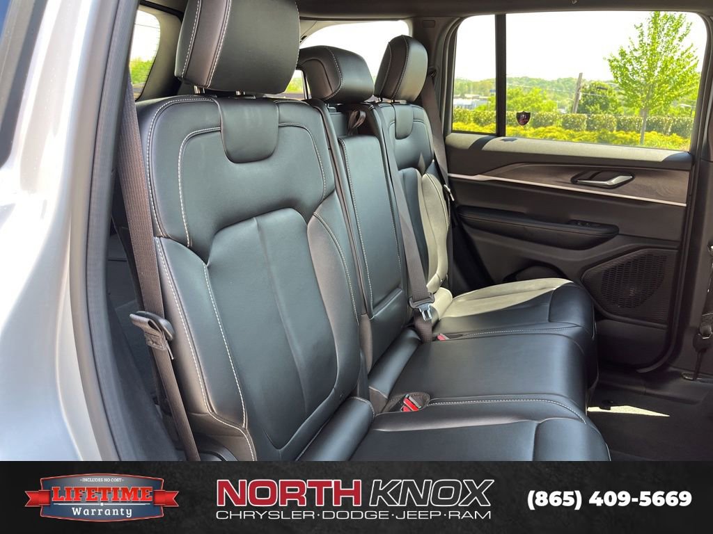 Used 2025 Jeep Grand Cherokee Limited AWD/4WD image 21