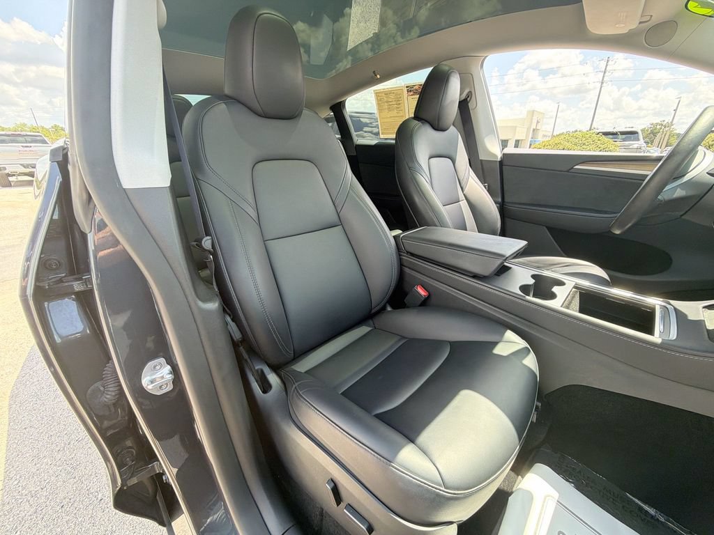 Used 2024 Tesla Model Y Long Range AWD/4WD image 33