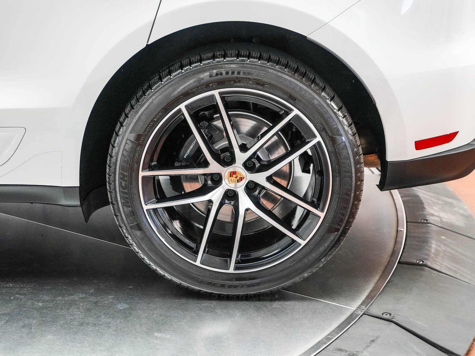 Certified 2025 Porsche Macan image 9