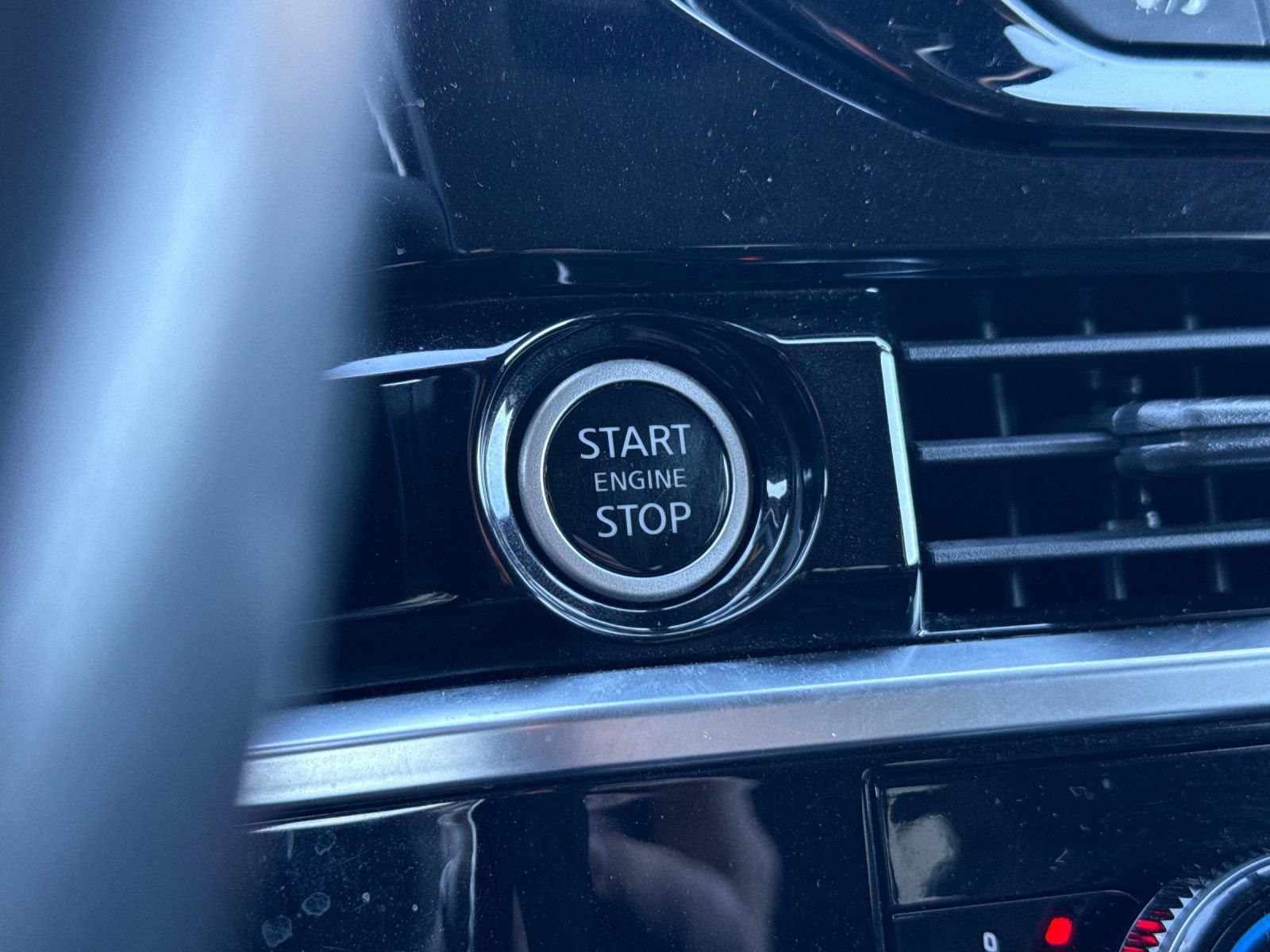 Used 2022 Nissan Pathfinder SV image 25