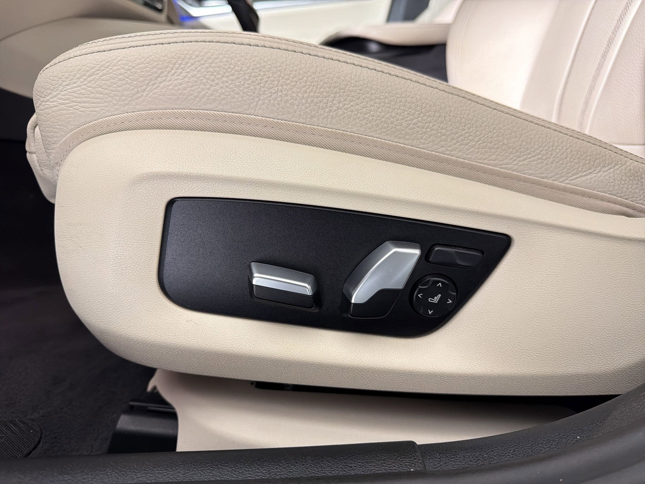 Used 2020 BMW 530e w/ Premium Package RWD image 13