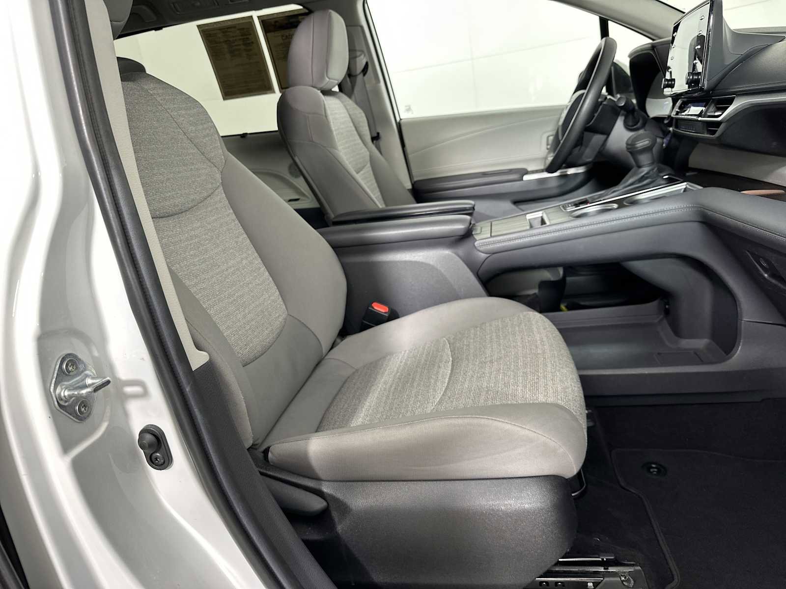 Used 2024 Toyota Sienna LE FWD image 27
