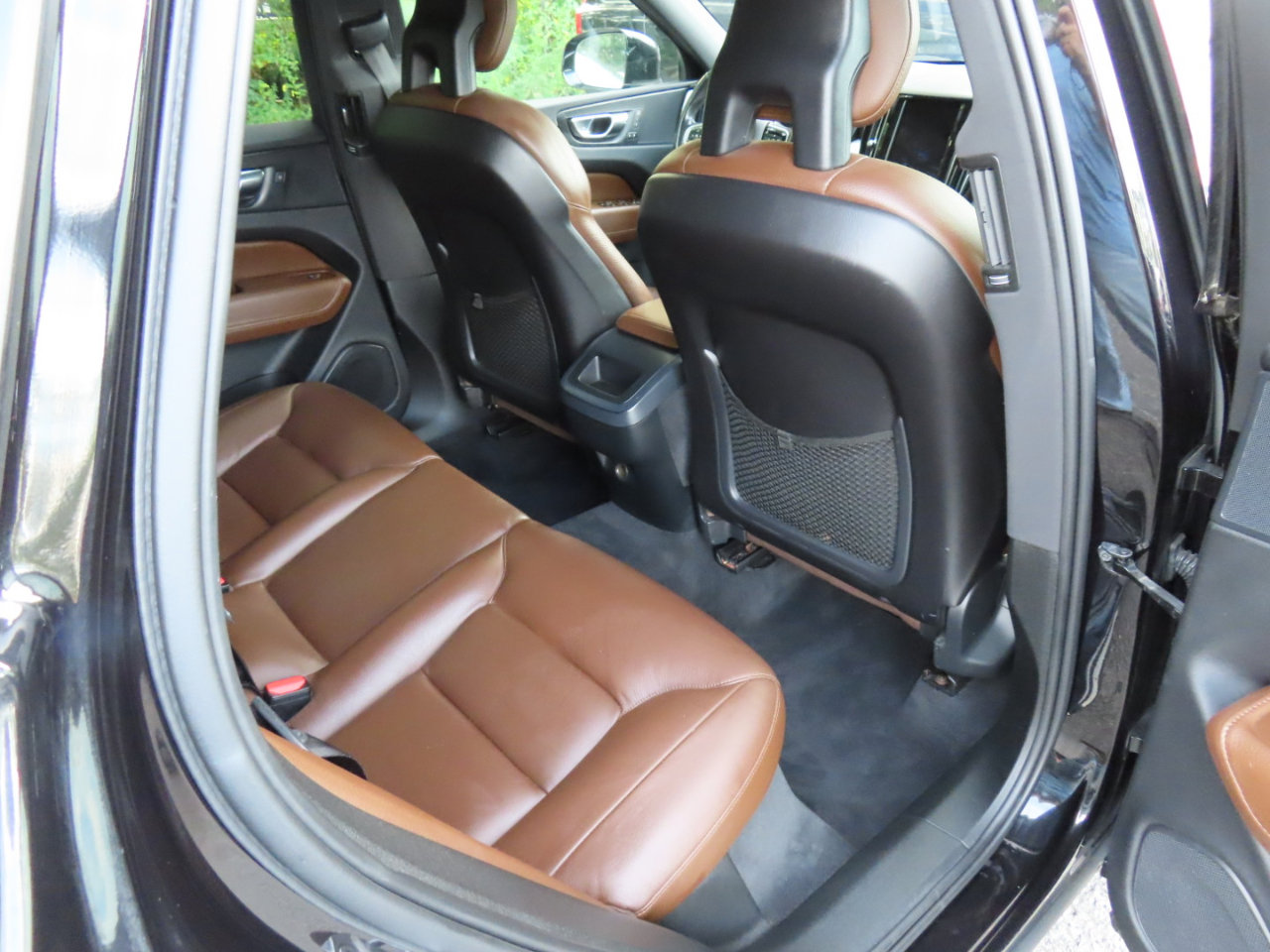 Used 2018 Volvo XC60 T6 Momentum w/ Convenience Package image 15