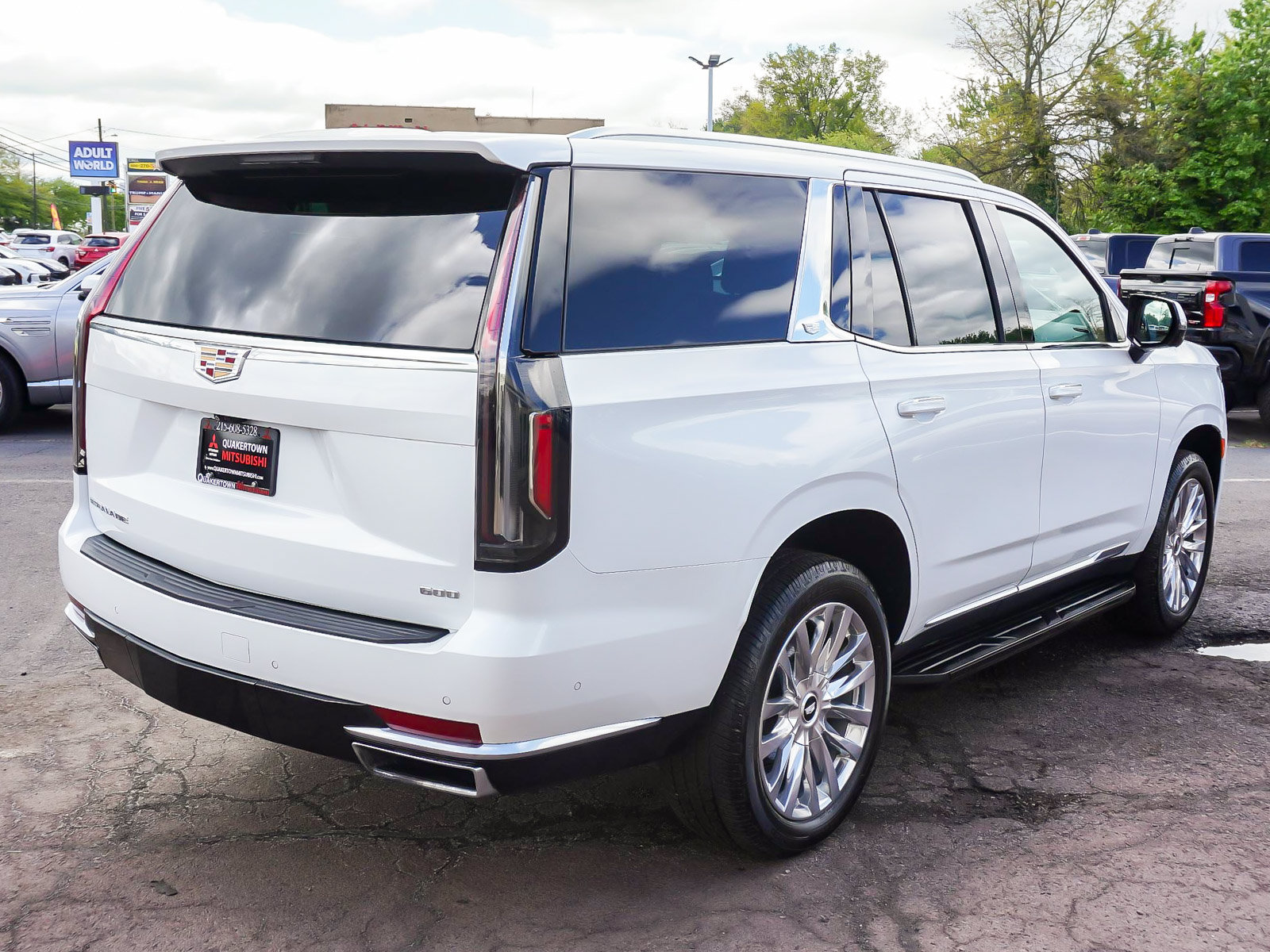 Used 2023 Cadillac Escalade Premium Luxury AWD/4WD image 6
