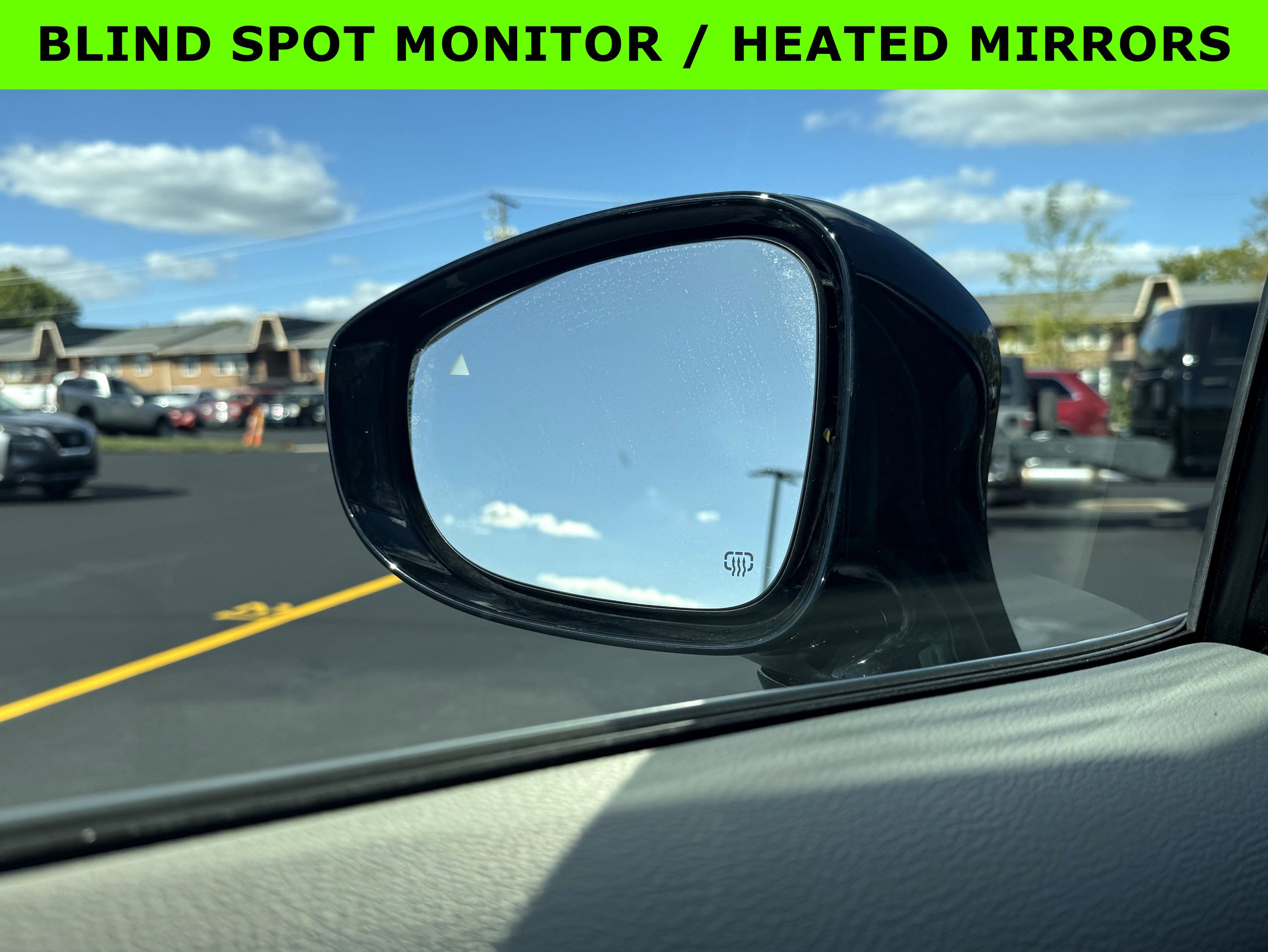 Used 2023 Chrysler Pacifica Limited w/ Uconnect Theater Family Group image 17