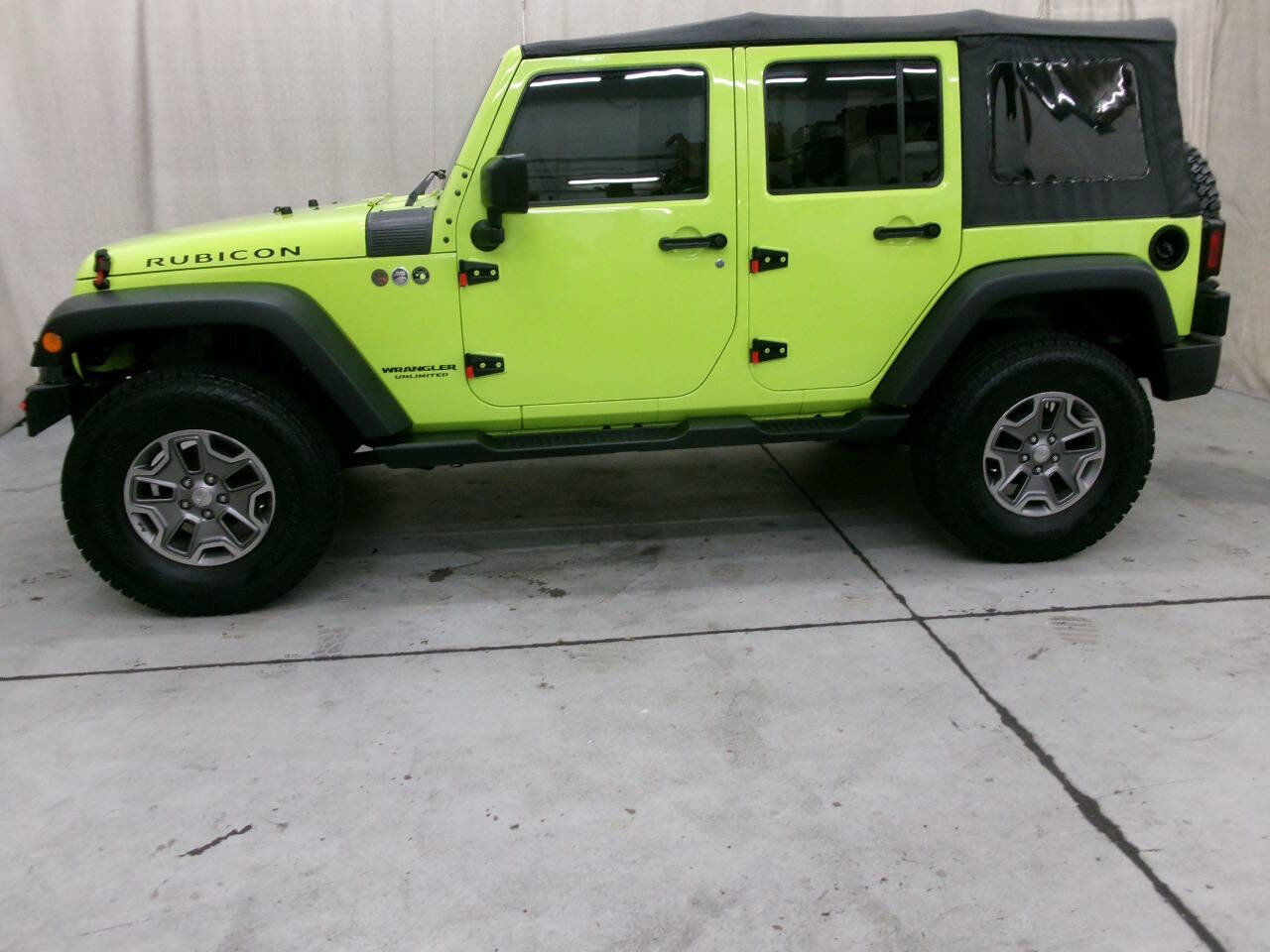 Used 2017 Jeep Wrangler Unlimited Rubicon w/ Cold Weather Group image 5