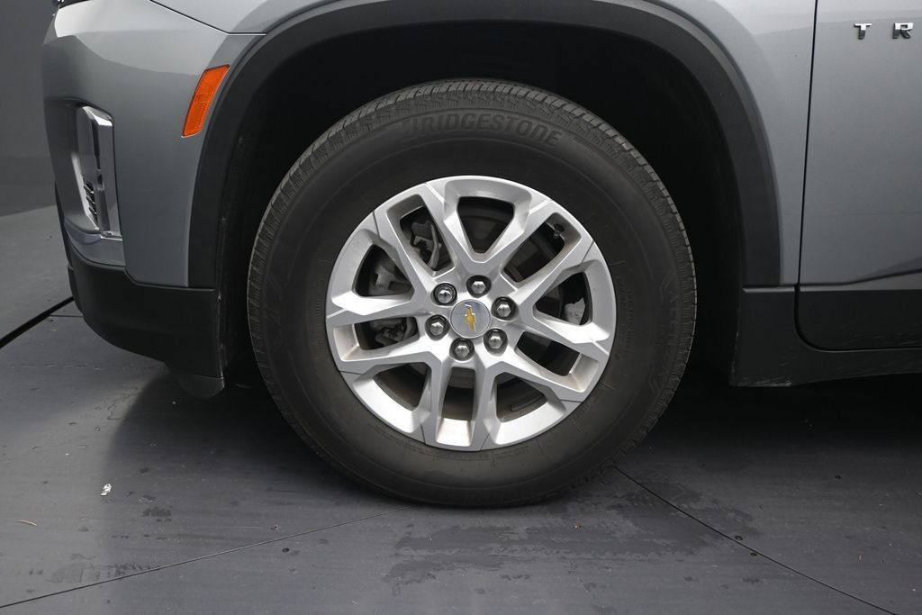 Used 2023 Chevrolet Traverse LS FWD image 9