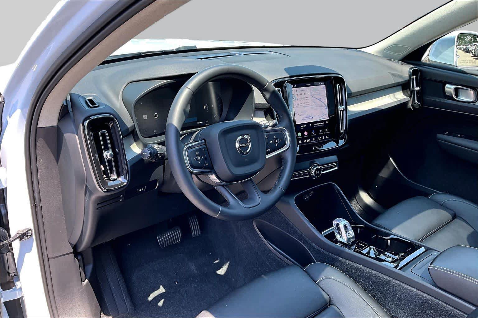 Used 2024 Volvo XC40 B5 Plus AWD/4WD image 17