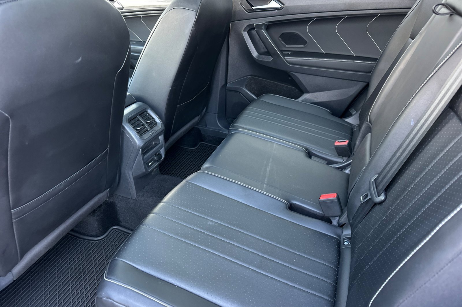 Certified 2024 Volkswagen Tiguan SE R-Line image 12