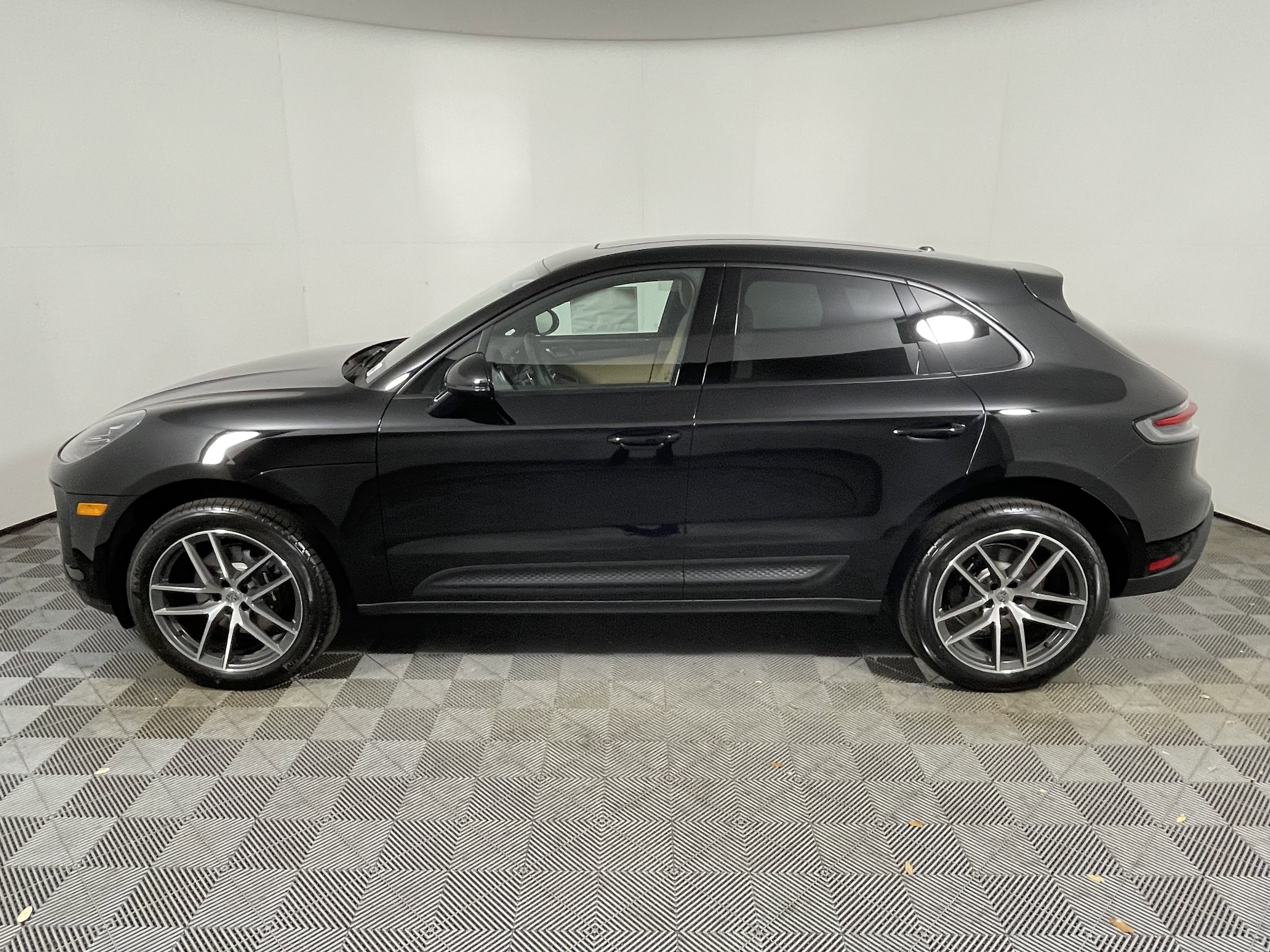 New 2026 Porsche Macan image 2