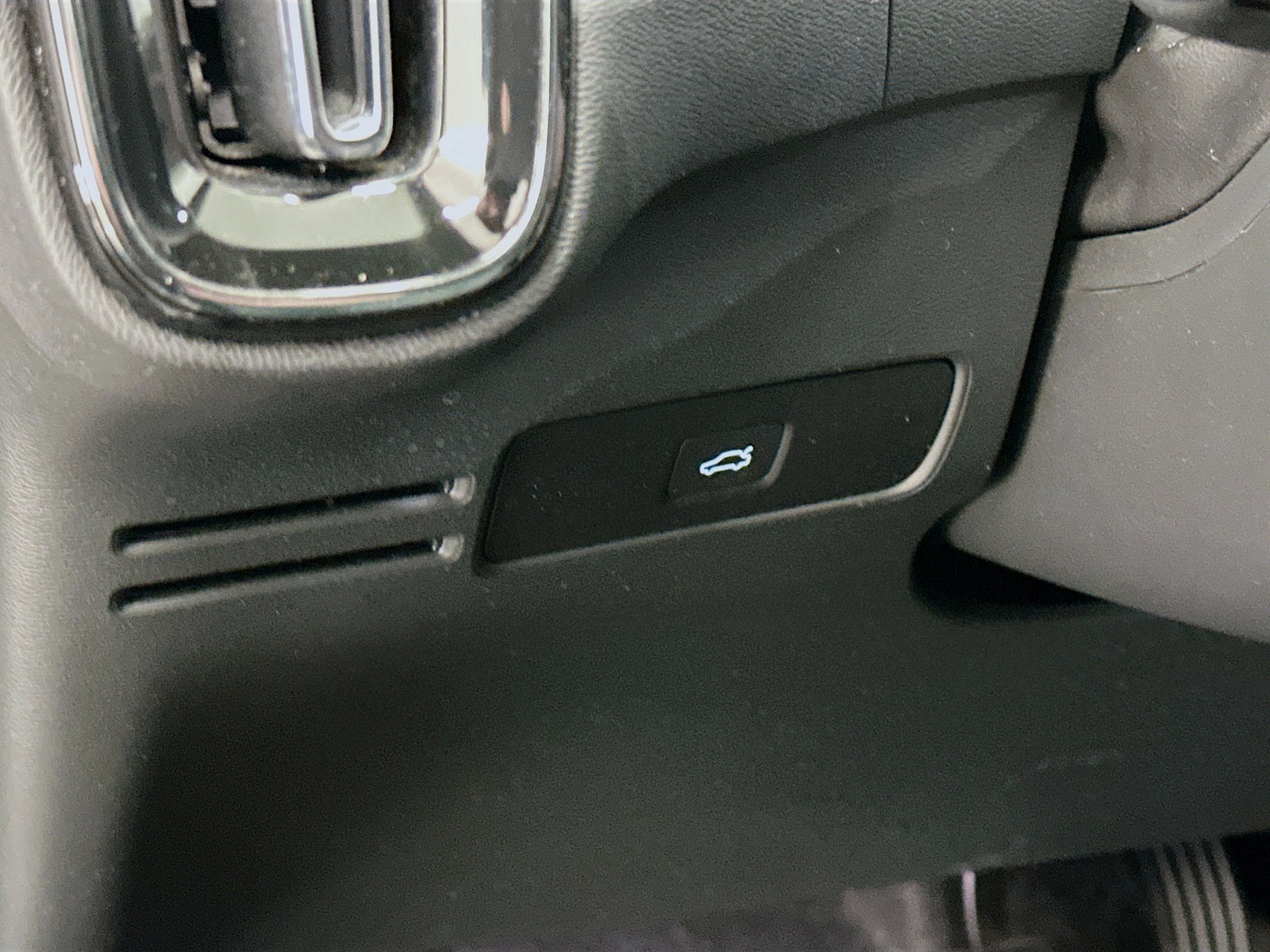 Used 2025 Volvo XC40 B5 Core image 17