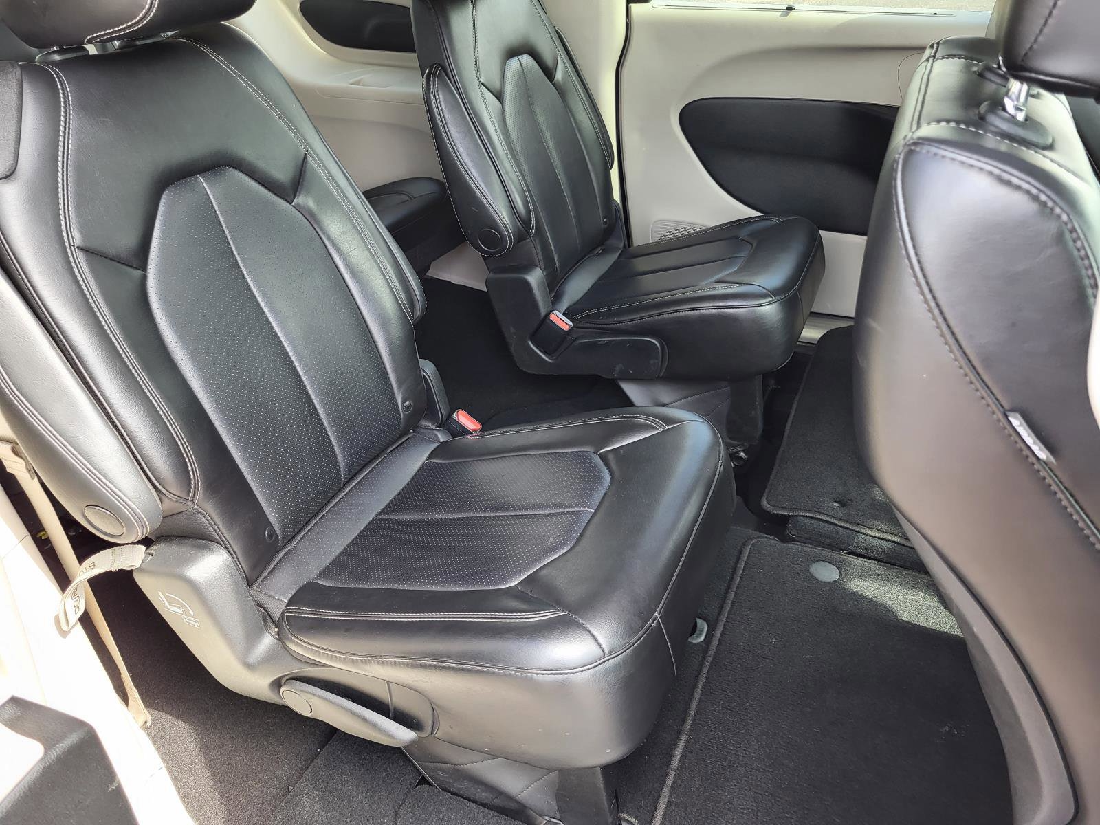 Used 2023 Chrysler Pacifica Touring-L FWD image 11