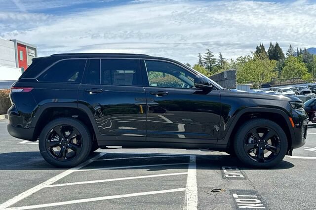 New 2026 Jeep Grand Cherokee Limited w/ Limited Altitude Package AWD/4WD image 3