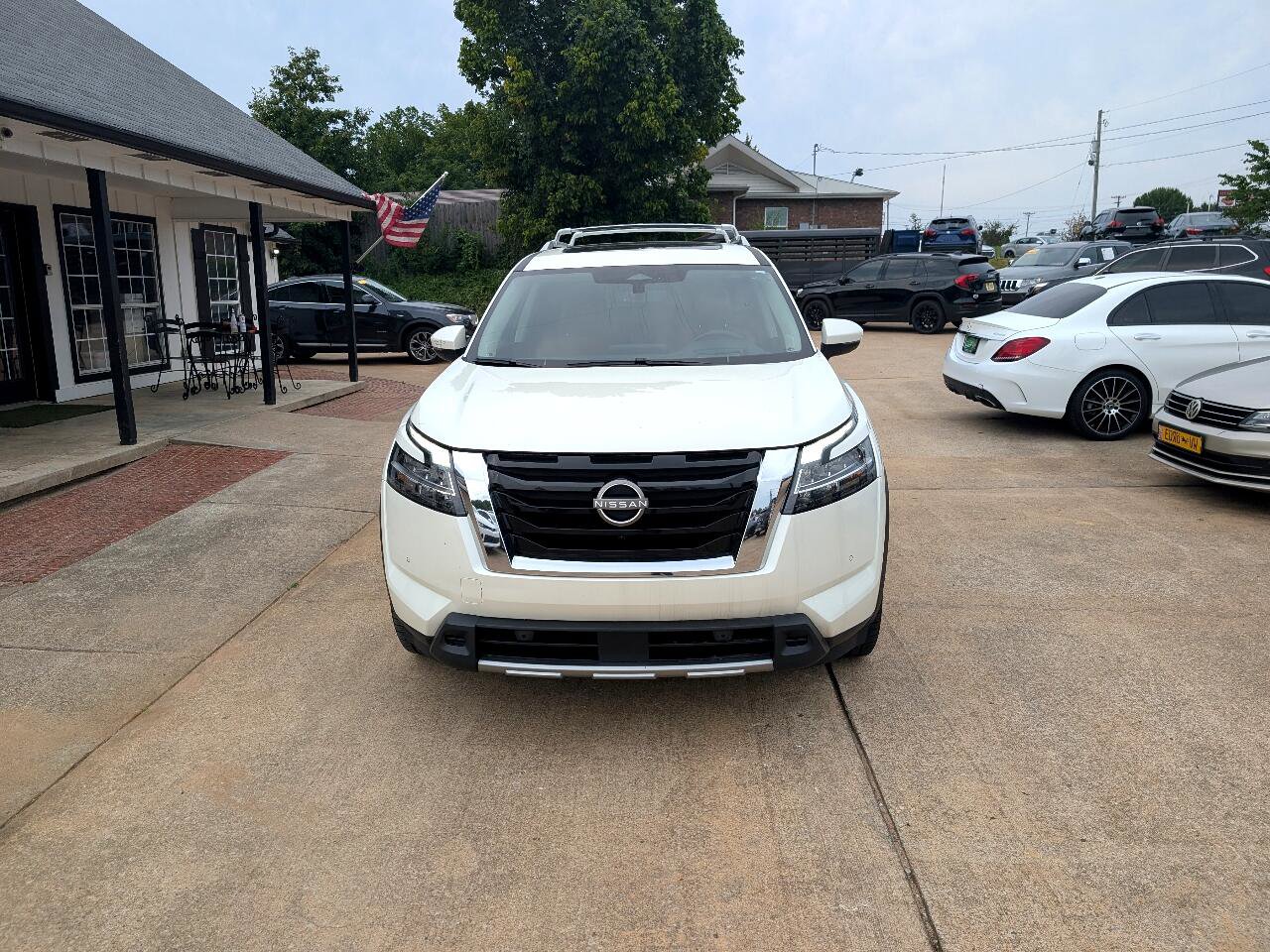 Used 2024 Nissan Pathfinder Platinum image 2