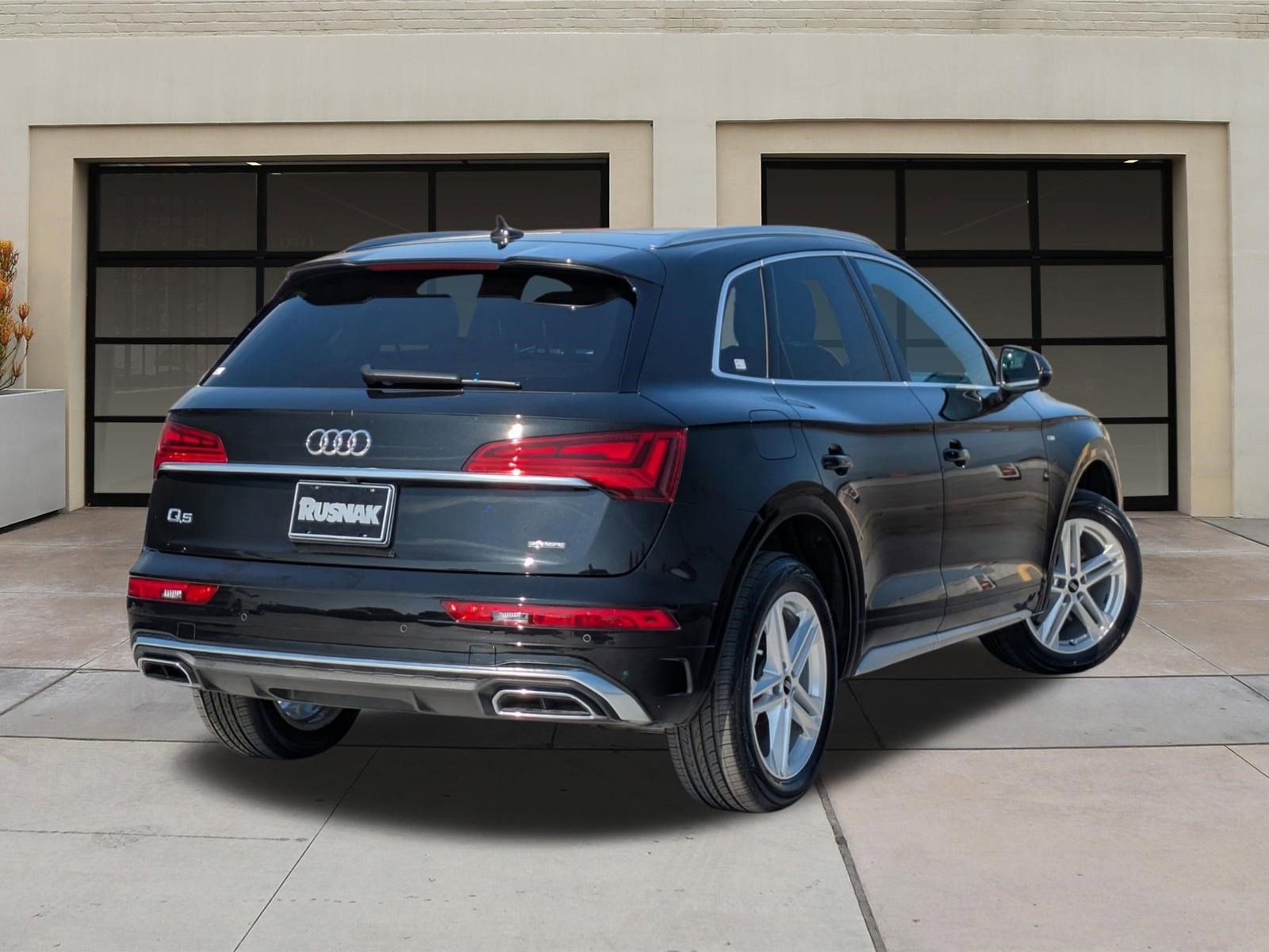Used 2023 Audi Q5 e Premium w/ Convenience Package image 4