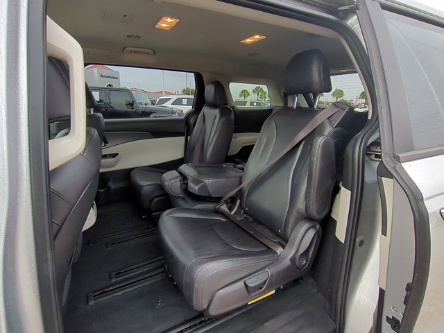 Used 2023 Kia Carnival LX image 17