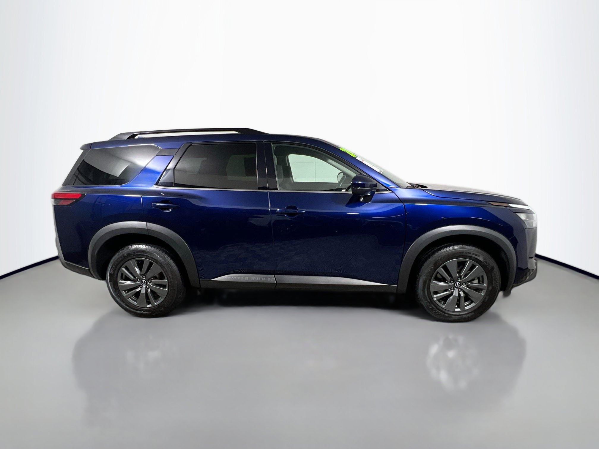 Used 2024 Nissan Pathfinder SV AWD/4WD image 3
